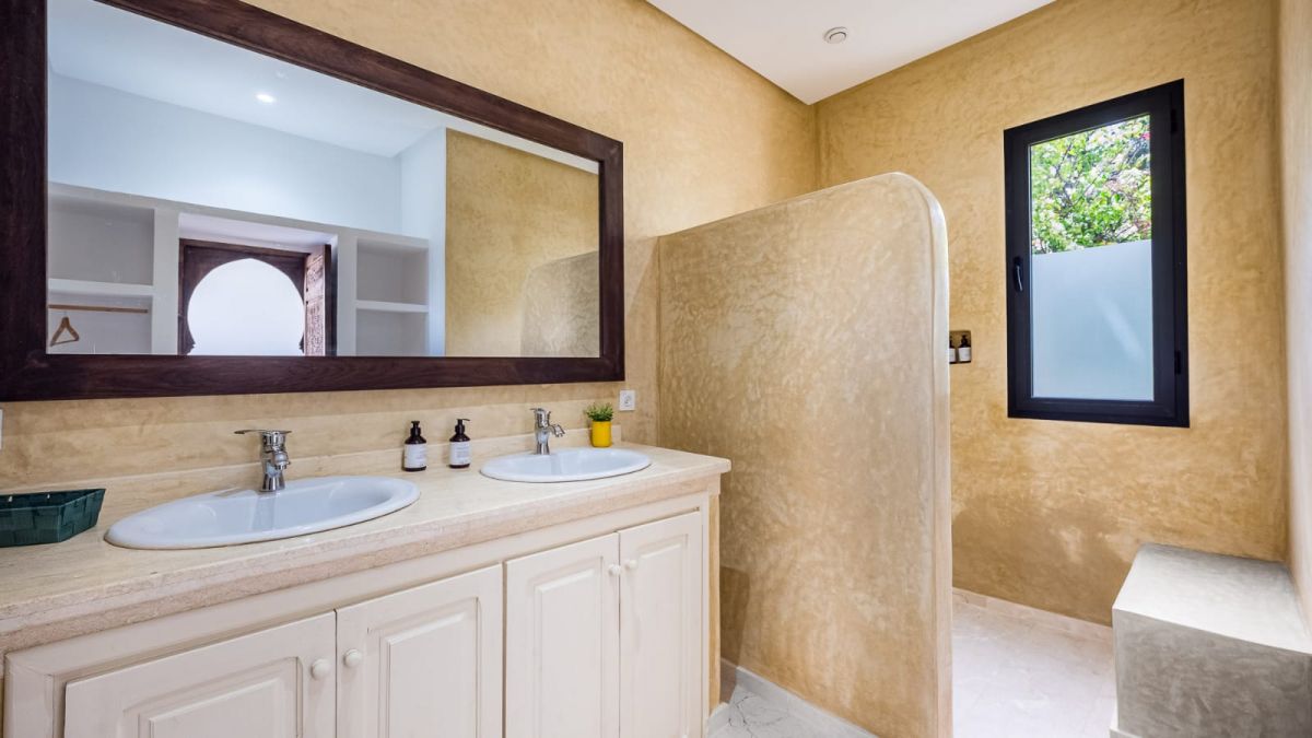 salle de bains beige villa marrakech